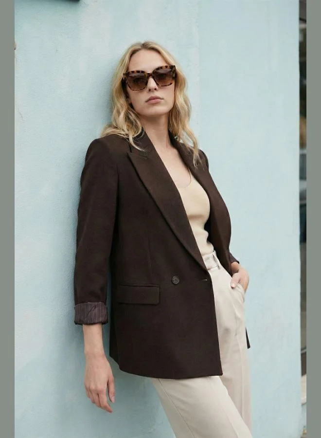 ليلا جاكيت نسائي ليلا بقصة عادية بياقة مزدوجة الصدر بنقوشات وبطانة تفاصيل